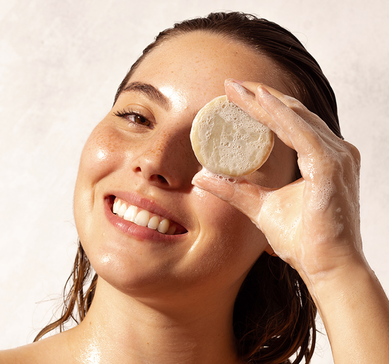 Mulher segurando shampoo natural sólido Lídimo.